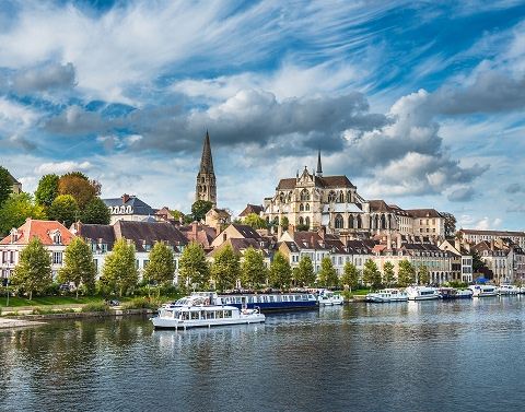 Diagnostiqueur Diagelys examinant un bien immobilier à Troyes