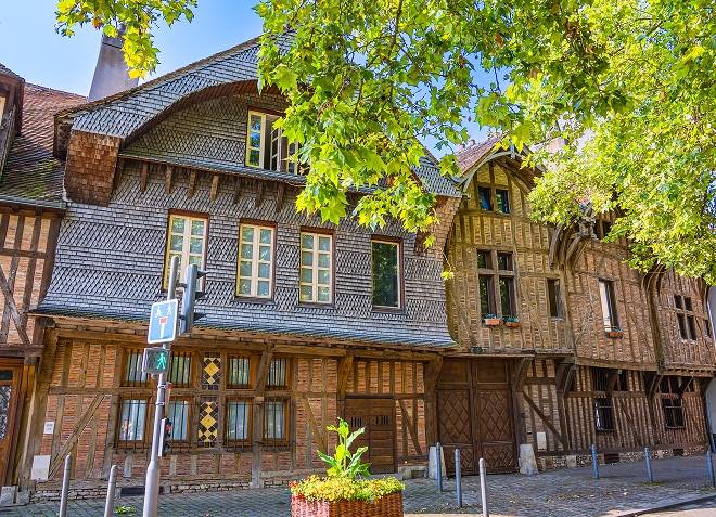 Intervention diagnostic immobilier illustrant la FAQ DPE à Troyes